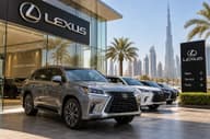 Премиальный внедорожник Lexus LX в современном сервисном центре во время компьютерной диагностики